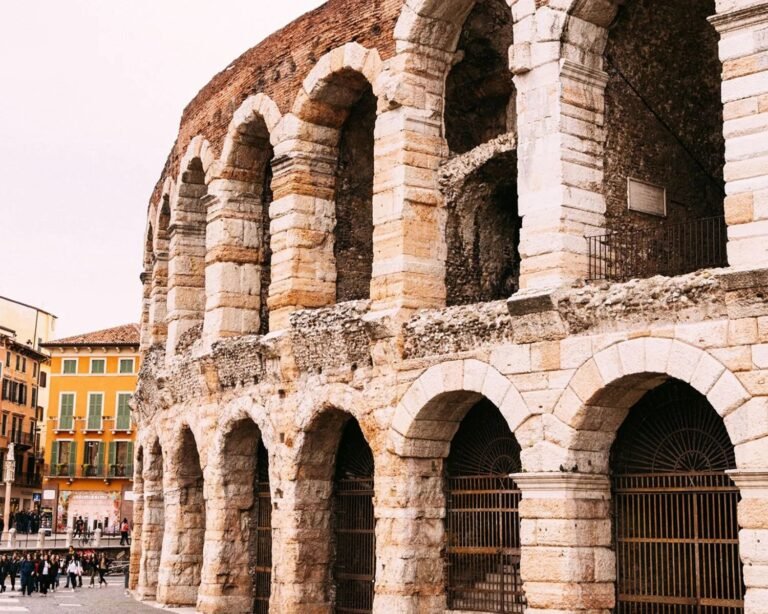 auto a noleggio con sfondo verona antica