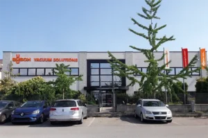 Come Funziona l’Assicurazione Auto per una Società SRL in Italia 7 auto aziendale parcheggiata davanti sede srl italiana