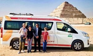 auto in affitto davanti a monumento storico