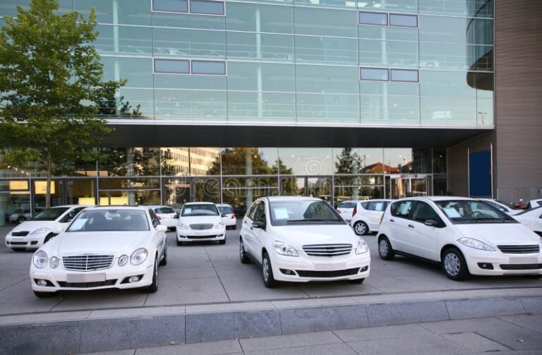 auto usate parcheggiate in citta moderna