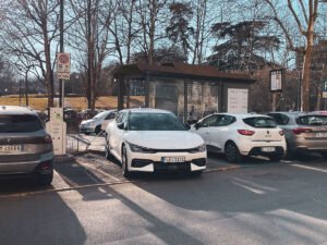 auto usate parcheggiate in citta torinese