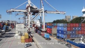 banchina portuale con container e gru in azione