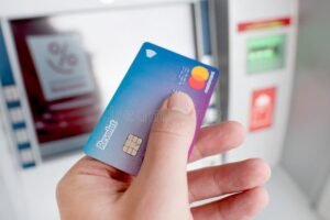 bancomat con carta revolut in primo piano
