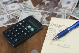 Quali Sono Gli Interessi Applicati ai Mini Prestiti di BancoPosta 1 calcolatrice accanto a denaro e penna