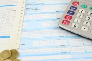 calcolatrice accanto a documento bancario italiano