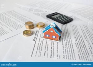 calcolatrice con contratto di affitto e monete