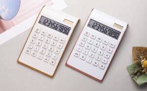 calcolatrice con fatture e penna elegante