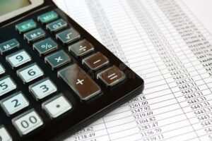 calcolatrice con fogli e simboli finanziari