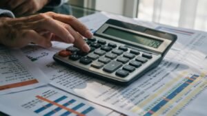 Quali sono le differenze tra Tasso TAN e TAEG in un prestito 1 calcolatrice con grafici finanziari su sfondo neutro