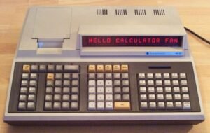 calcolatrice vintage e foglio con numeri