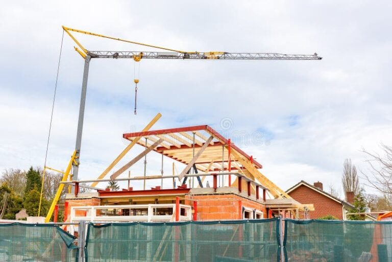 cantiere con casa in costruzione e gru