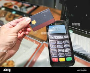 Carte Con Iban Senza Conto Corrente Sono Sicure E Convenienti 45 carta di pagamento contactless in mano uomo