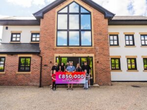 casa con cartello esenzione fiscale fuori porta