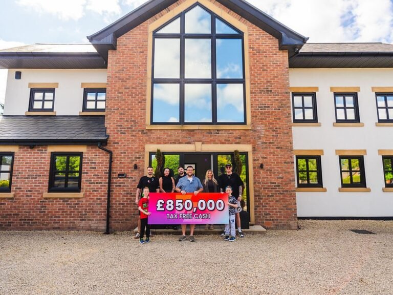 casa con cartello esenzione fiscale fuori porta