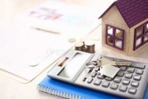 Come Funziona la Nuda Proprietà e Quali Sono i Vantaggi per Venditori 31 casa con chiavi e calcolatrice sul tavolo