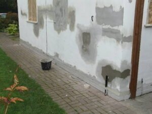 casa con crepa nascosta nelle pareti