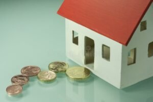 casa con targa imu e monete accanto