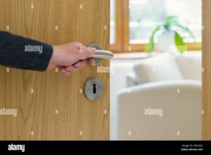 casa famiglia accogliente con chiavi sulla porta