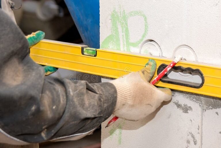 Quanto Incidono I Costi Al Metro Quadro Nell'Acquisto Di Una Casa 2 casa in costruzione con strumenti di misurazione