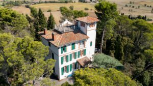 casa italiana tradizionale con cartello vendesi