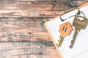 chiavi di casa con documenti di mutuo sul tavolo