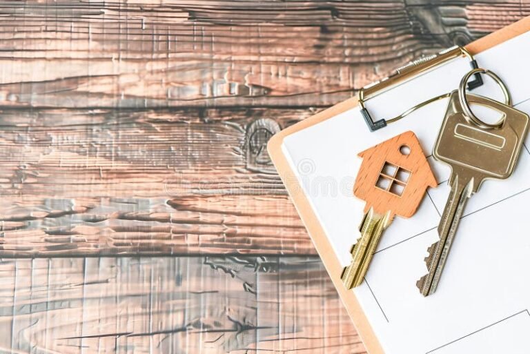 chiavi di casa con documenti di mutuo sul tavolo