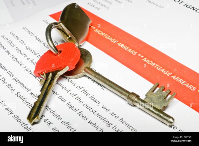 chiavi di casa su contratto mutuo bancario