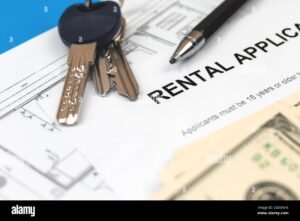 Come Trovare Case in Affitto a Cento da Privati Senza Agenzia 41 chiavi di casa su tavolo con contratto affitto