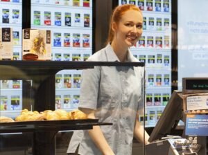 Dove Acquistare Carte Ricaricabili Al Tabacchino e Come Funzionano 7 cliente al bancone tabaccheria con carte ricaricabili