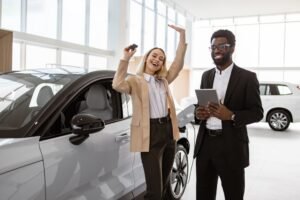 cliente felice con macchina nuova senza anticipo