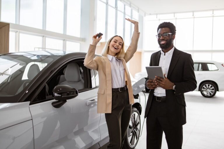 cliente felice con macchina nuova senza anticipo