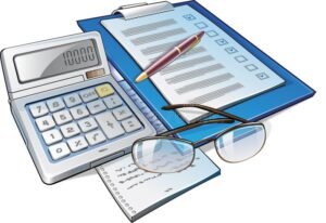 documenti sparsi con calcolatrice e penna