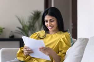 donna sorridente con casa e documento prestito