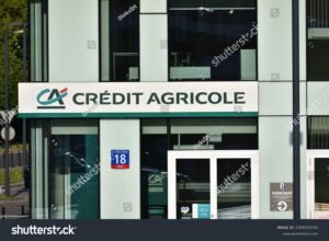 edificio filiale bancaria con insegna credit agricole
