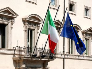 edificio ufficio pubblico con bandiera italiana