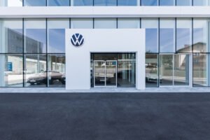 Dove Trovare La Migliore Concessionaria Volkswagen A Reggio Emilia 3 facciata moderna concessionaria volkswagen auto nuove