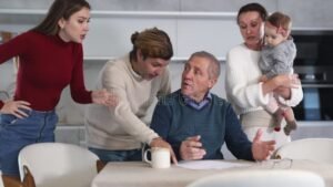 famiglia che compila documenti finanziari insieme 1