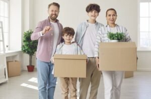 famiglie felici che scambiano le chiavi di casa