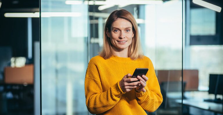 filiale di credit agricole con clienti sorridenti