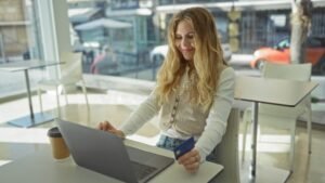 giovane professionista al lavoro in banca moderna