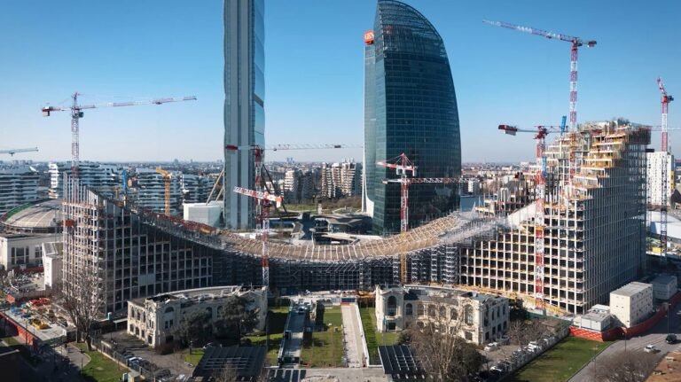 grattacieli moderni e cantieri a milano