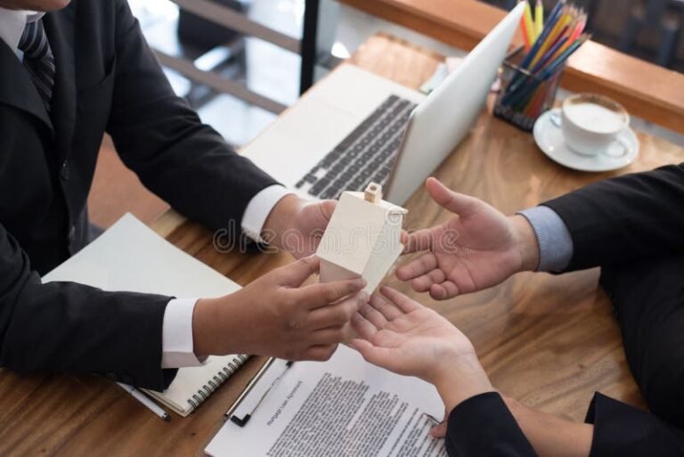 imprenditore che firma contratto finanziamento bancario