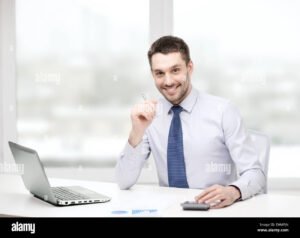 Come Ottenere Prestiti con Partita IVA Appena Aperta Senza Problemi 4 imprenditore felice con documenti e calcolatrice