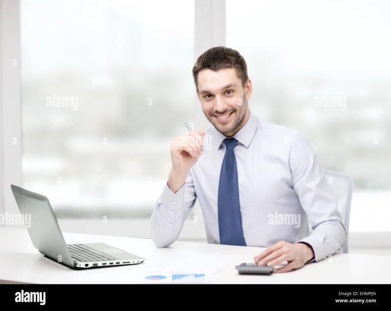 imprenditore felice con documenti e calcolatrice