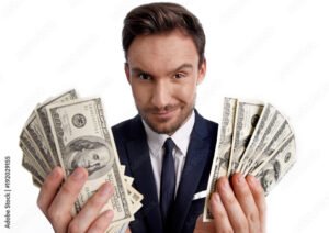 imprenditore felice con mano che tiene soldi