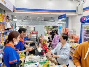 interno supermercato coop con clienti soridenti