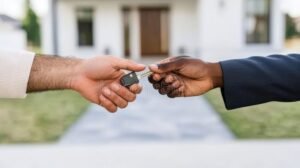 mani che passano le chiavi di una casa