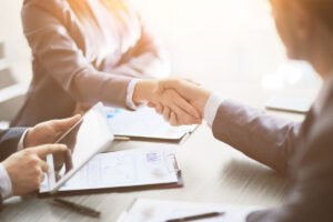 Qual è La Migliore Carta Prepagata Con IBAN Per Associazioni No Profit 1 mani che si stringono sopra un documento associazione