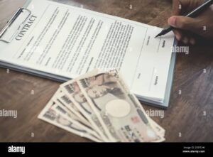 Si può Aumentare un Prestito in Corso con Findomestic 3 mani che stringono una banconota e un contratto