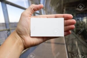 mani che tengono documenti di identita sfocati